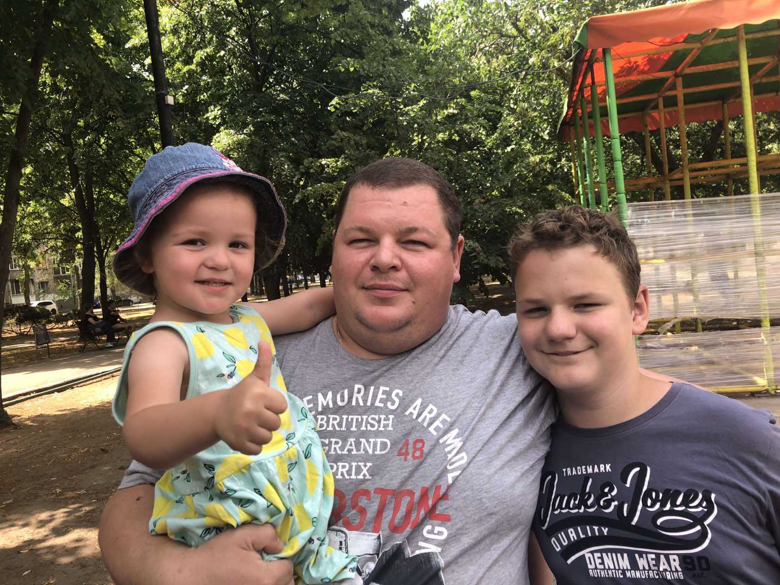 "Хочеться розірватися, щоб накрити своїх дітей собою". Історії рятувальників про батьківство під час війни